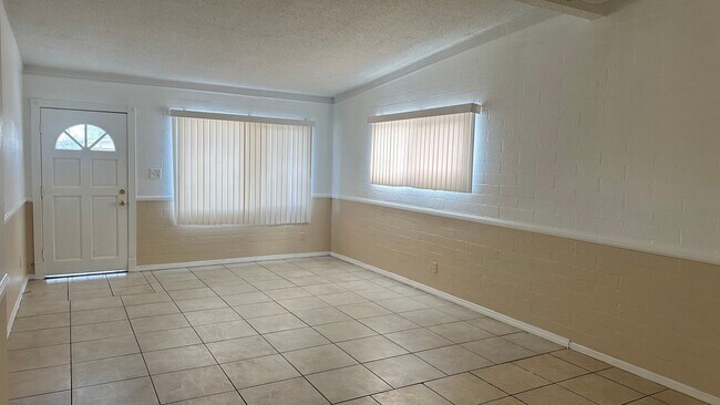 Building Photo - 3 BEDROOMS 2 BATHROOMS HOUSE AVAILABLE FOR...