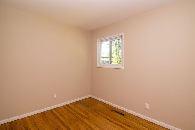 Building Photo - 2420 N Circle Dr