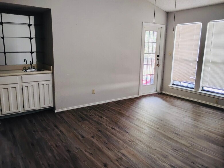 Wet Bar and Living Room - 1202 Thorpe Ln