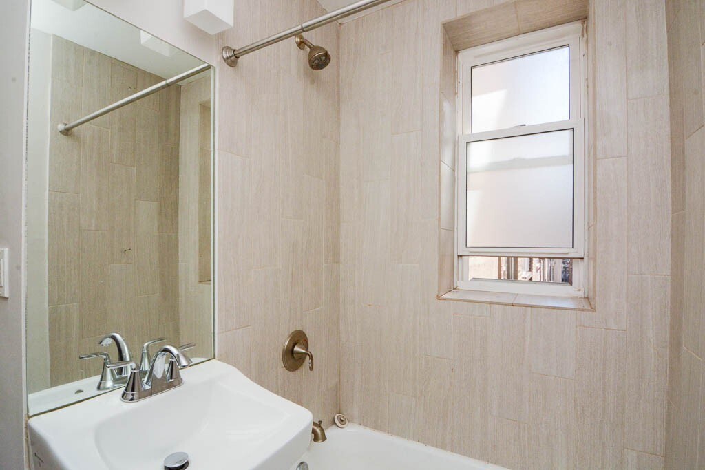 Building Photo - 511 W Belmont Ave