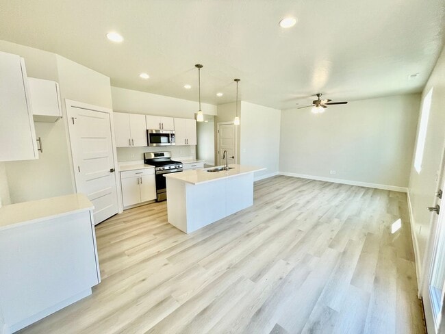 Building Photo - 632 Elmbrook
