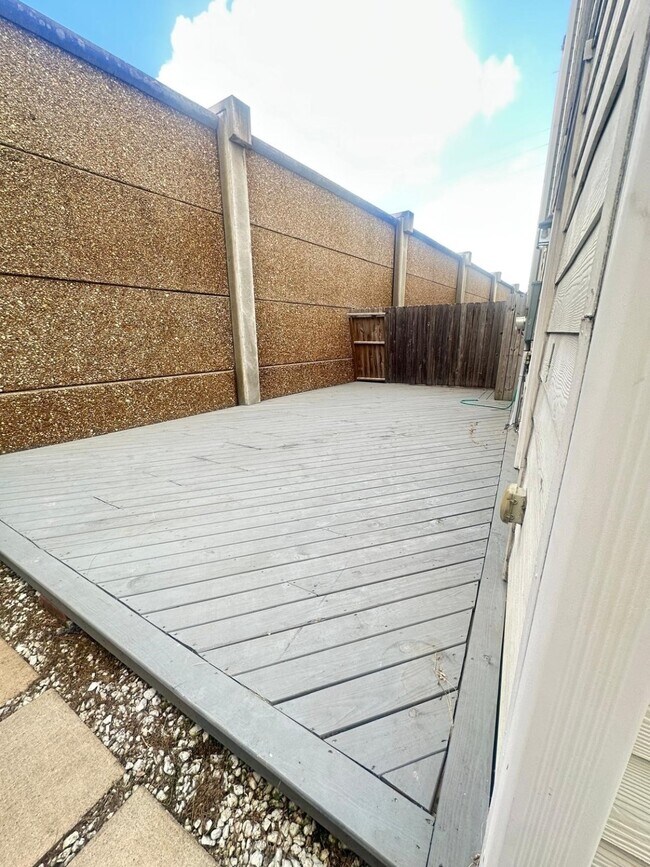 Building Photo - 4106 Marina St