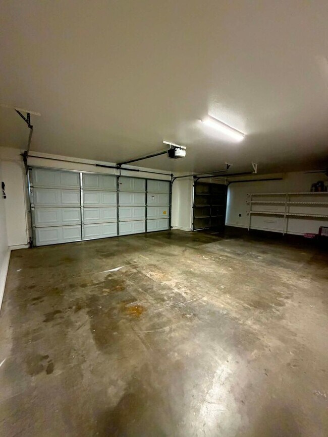 Building Photo - Beautifully Updated 3 Bedroom Home