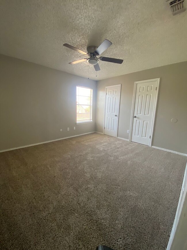 Building Photo - 2 Bedroom 1.5 Bathroom Townhouse