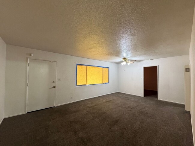 Building Photo - 4 Bedroom 2 Bathroom House with Fenced Yard & 1 Car Garage