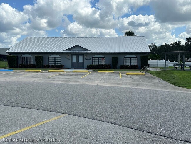 Building Photo - 2531 N Orangewood St