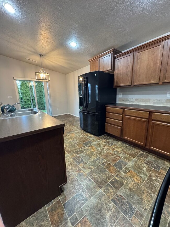 Building Photo - Fantastic West Eugene 3-Bedroom 2.5-Bath H...