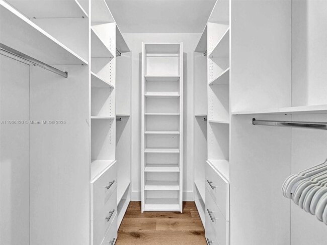 Building Photo - 1300 Brickell Bay Dr