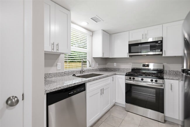 Building Photo - 21 Oldstream Ct