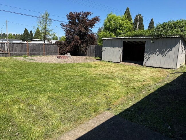 Building Photo - Discover this 3-bedroom 2-bathroom house in a great neighborhood!