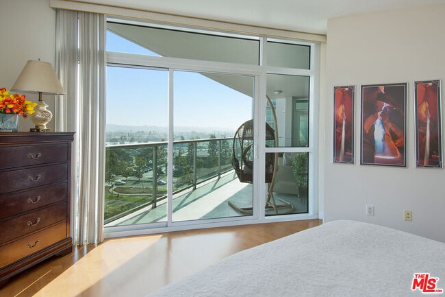 Building Photo - 13600 Marina Pointe Dr