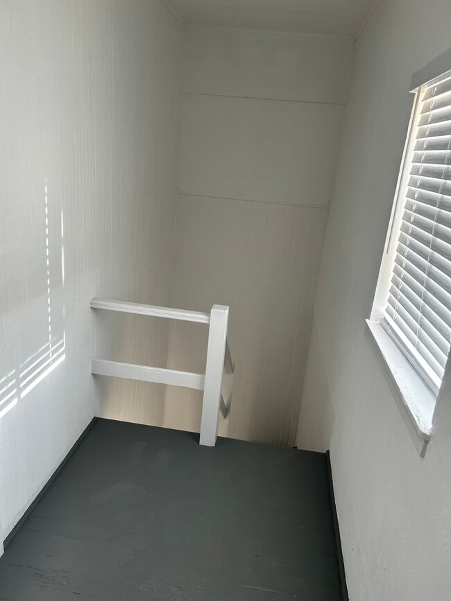 Building Photo - Top floor one bedroom with a Juliet balcon...