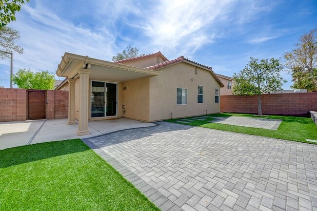 Building Photo - Stunning one story in the NW!