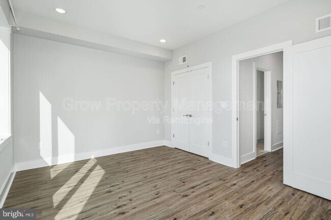 Building Photo - 1904 E York St