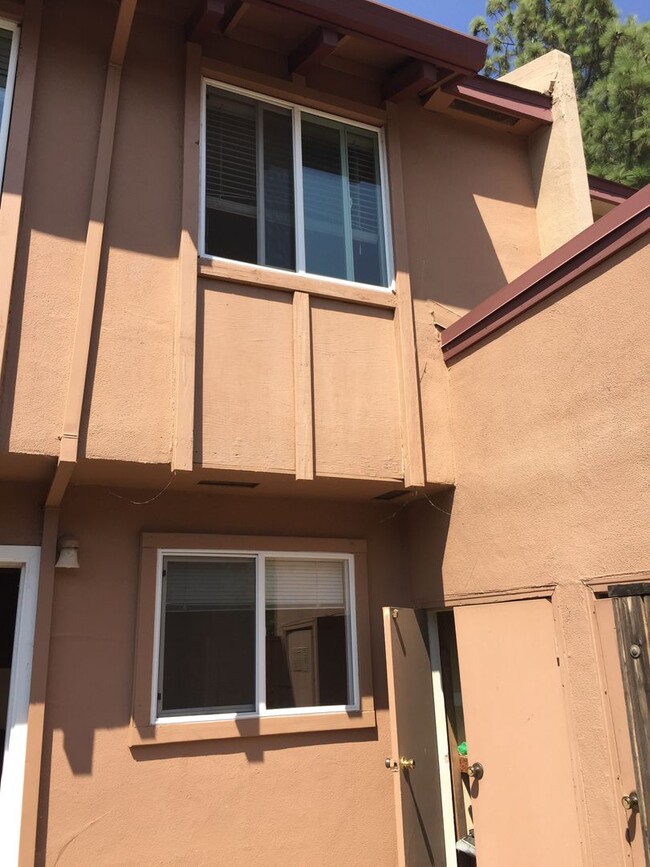Building Photo - 3 Bedroom 1.5 bath in Covell Commons HOA i...