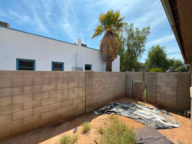 Building Photo - 1518 E Hedrick Dr