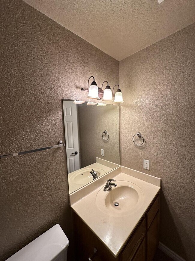 Building Photo - AVAILABLE NOW!