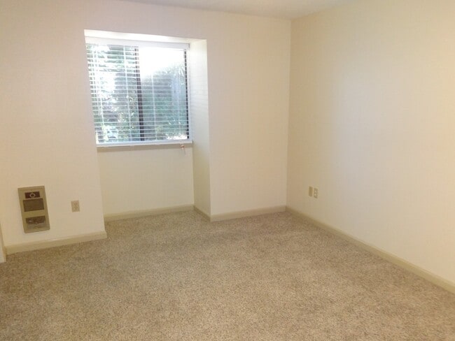 Building Photo - Convenient Gig Harbor Living, 2 Bedrooms, ...