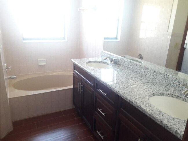 Building Photo - 3400 E Lakeshore Blvd