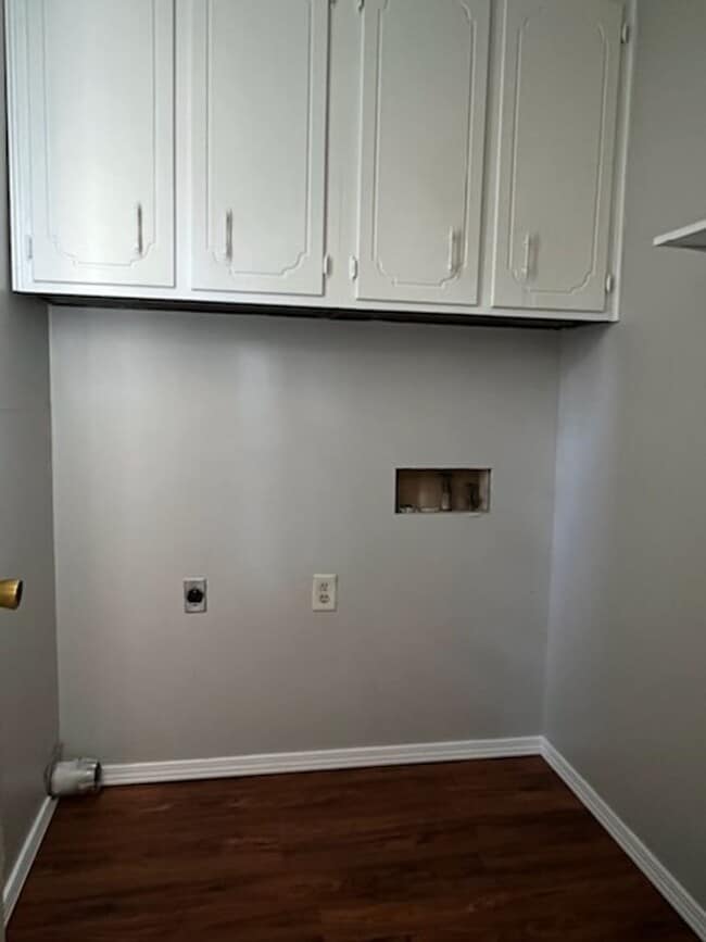 Beautiful 3 bedroom 1.5 bath stone work th... 3122 W Edward St