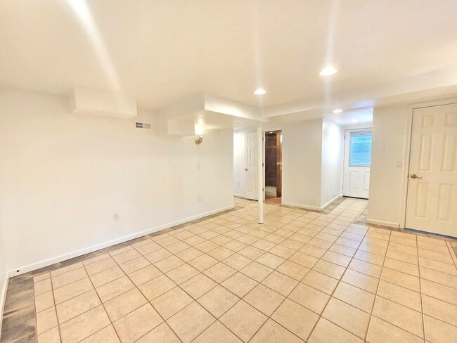 Building Photo - 5621 N Hemlock St