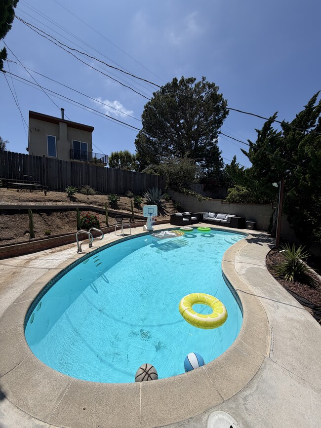 Pool w/90° view - 3283 Kelton Ave
