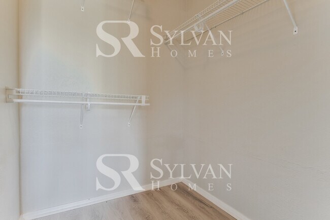 Building Photo - Comfortable living in this 4BR 3BA