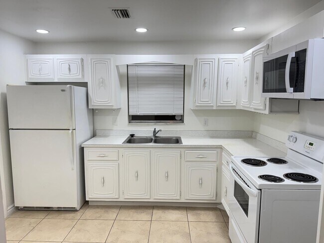 Building Photo - 10821 N Military Trl