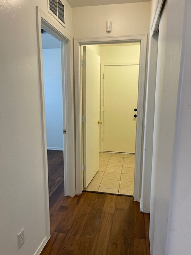 Building Photo - Beautiful 3 bedroom 2 bathroom!