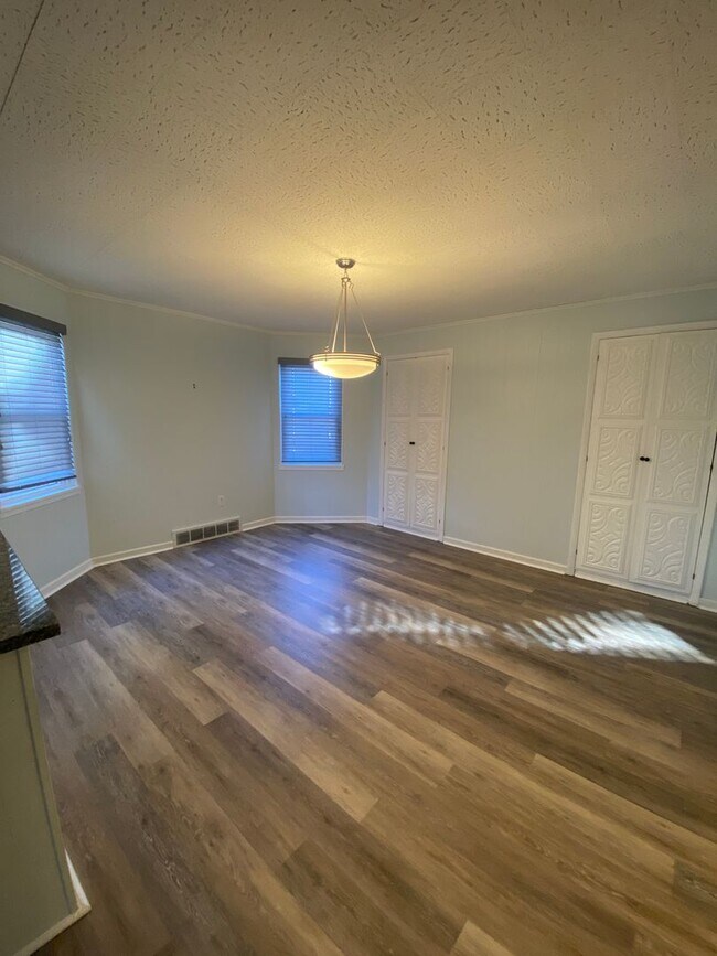 Building Photo - 4 Bedroom/ 2 Bathroom House in Dormont Available 7/1/2026