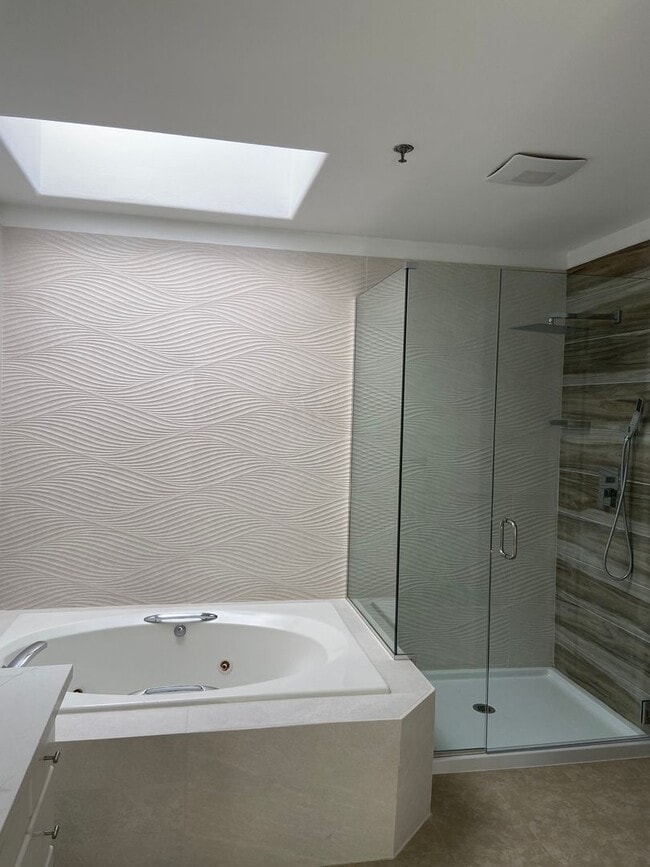 Building Photo - 3 bedroom townhome in perfect location in ...