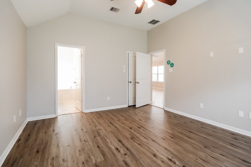 Building Photo - 5219 Gulf Stream Ln