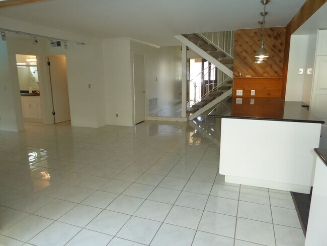 Building Photo - 3 Bedroom Pool Home in Canyon Country!