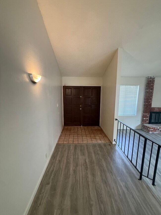 Building Photo - 3012 Catalina Dr
