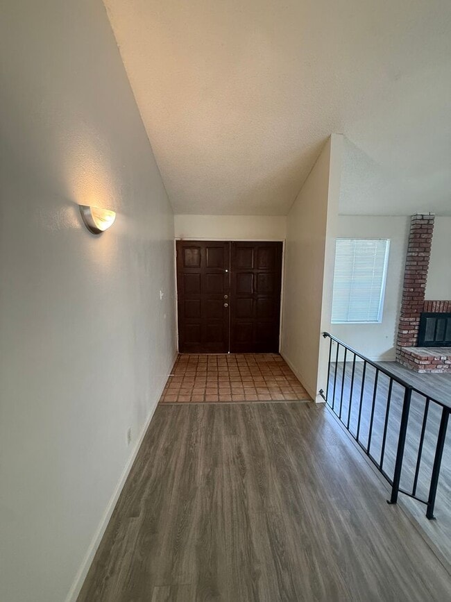 Building Photo - Spacious 4-Bedroom Home in Northeast Bakersfield