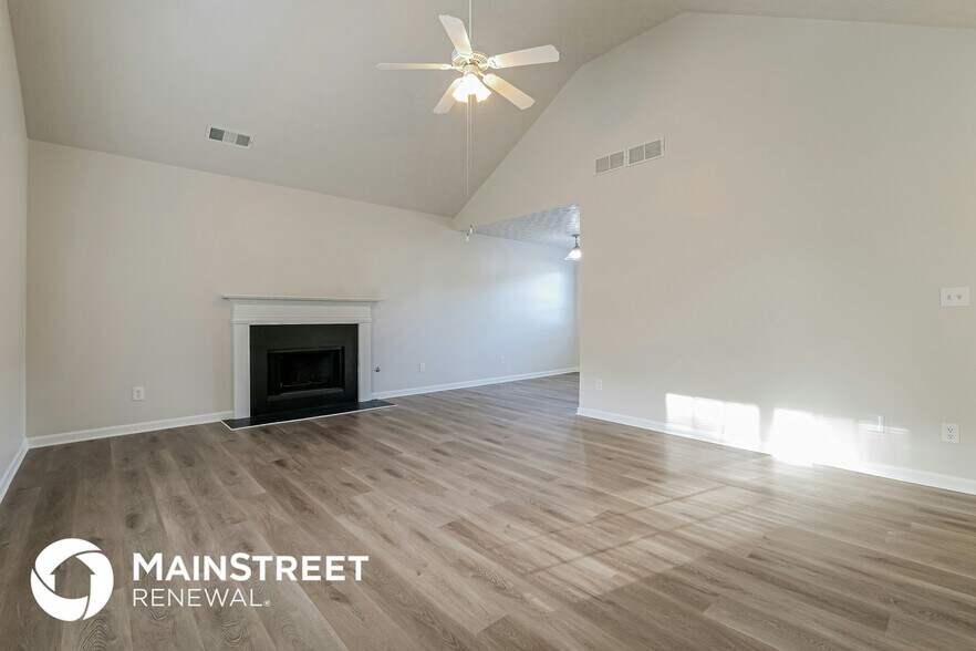 Building Photo - 2000 Redwood Trace