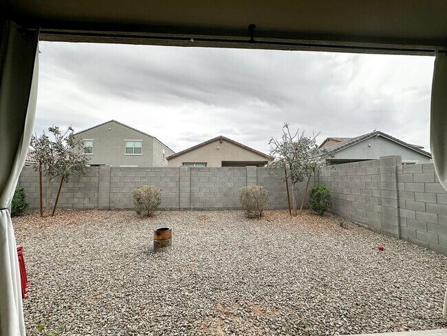 Building Photo - 40523 W Shaver Dr