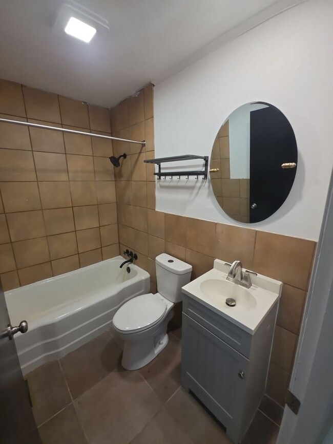 Building Photo - Single-Level 3 Bedroom Home with Hardwood Floors, Stainless Appliances, and Backyard in Crossville