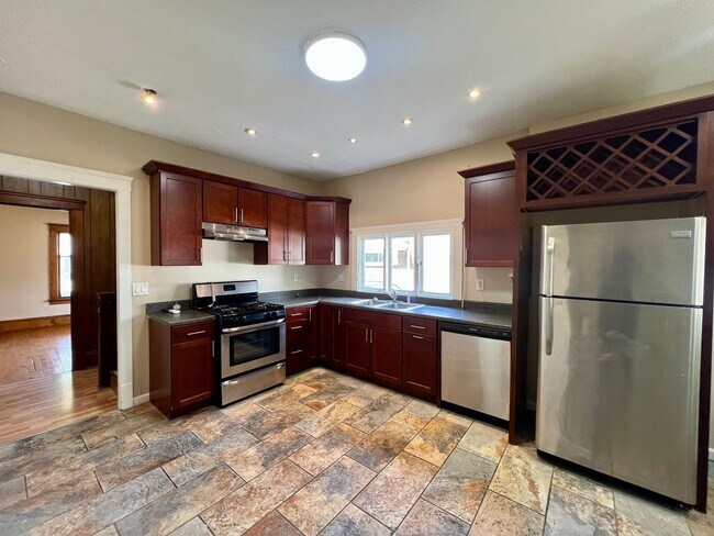 Building Photo - 4 Bedrooms 2 full Bath for rent