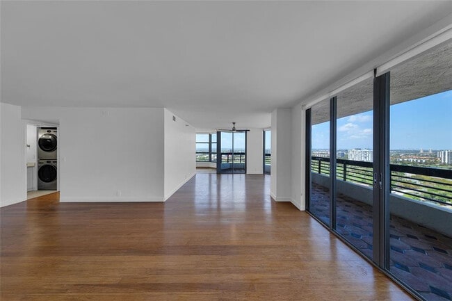 Building Photo - 3500 Mystic Pointe Dr