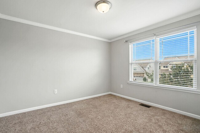 Building Photo - STUNNING HOME IN -POOL-TENNIS COURTS-GYM-PARK