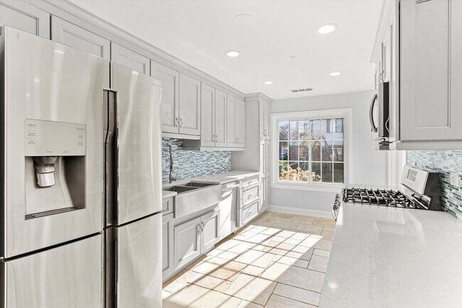 Building Photo - 1615 W Hawkes St