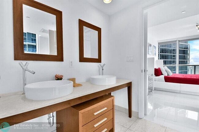 Building Photo - 475 Brickell Ave