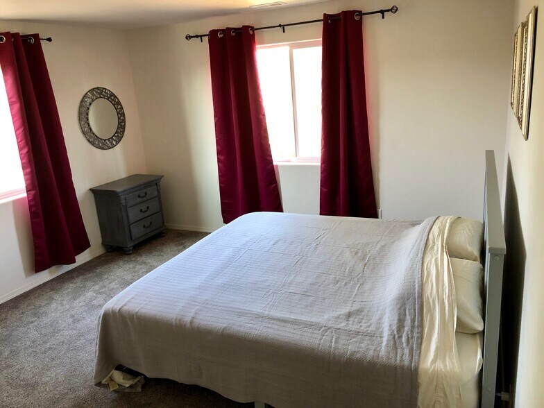 Guest room with a King bed - 61489 SE Luna Pl