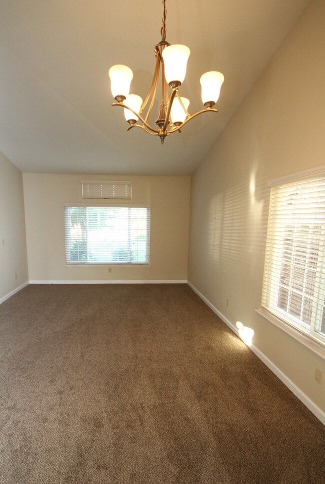 Building Photo - Charming 3Br/2BA/ 1444SF Available Now! Te...