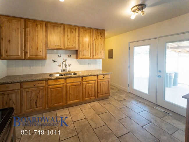 Building Photo - Spacious 5-Bedroom Home with Mountain View...