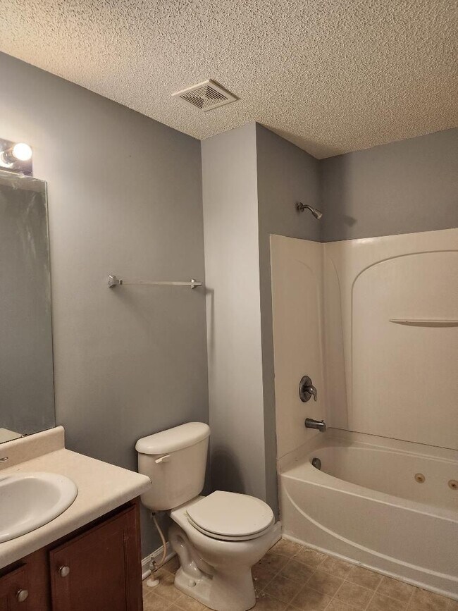 Building Photo - 221 Shenandoah Dr