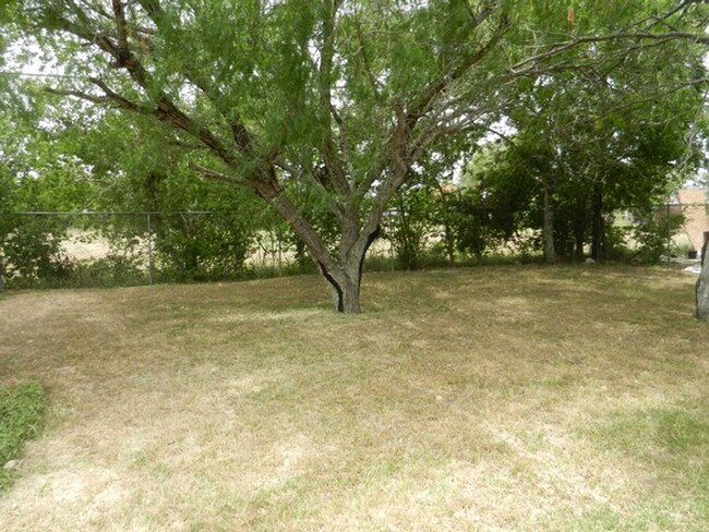 Building Photo - 3br/2ba/1-car garage home, fenced yard