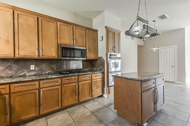 Building Photo - 2533 Potomac Dr