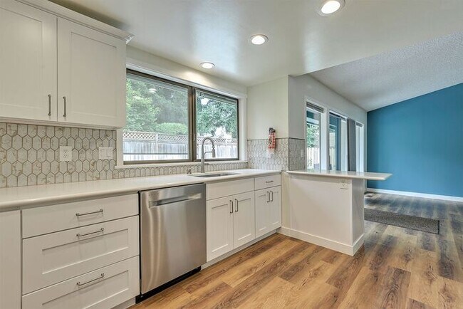 Building Photo - Single Level Ranch Style Home in Singing W...